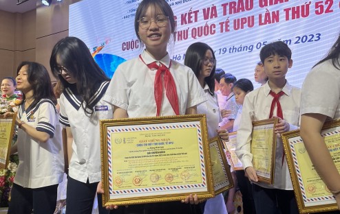 Đặng Minh Anh học sinh lớp 8D trường TH, THCS Và THPT Thực nghiệm KHGD, nhận giải khuyến khích tại cuộc thi viết thư UPU lần thứ 52