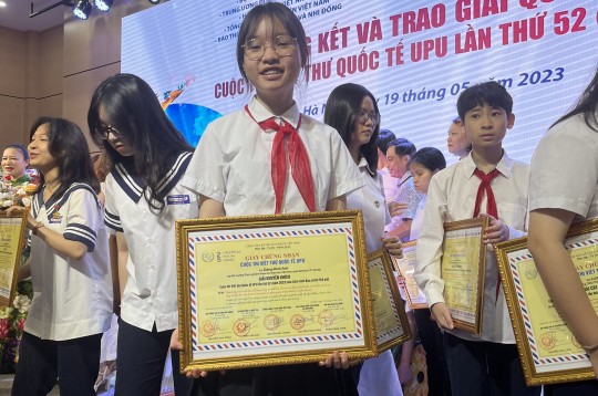 Đặng Minh Anh học sinh lớp 8D trường TH, THCS Và THPT Thực nghiệm KHGD, nhận giải khuyến khích tại cuộc thi viết thư UPU lần thứ 52