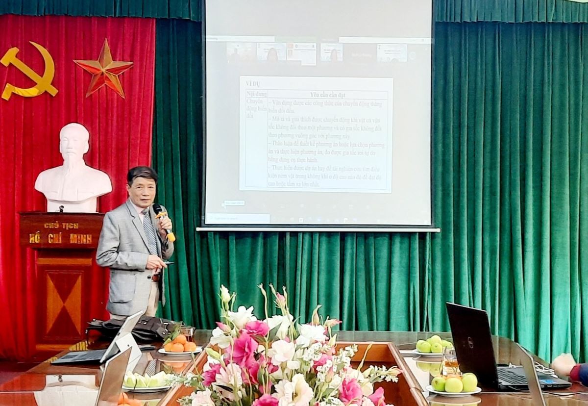 PGS. TS. Nguyễn Văn Khánh trình bày trong phiên trao đổi của môn Vật lí