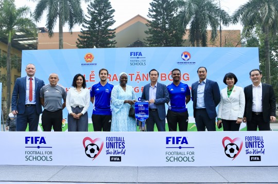 Lễ trao tặng bóng – Chương trình Tập huấn bóng đá học đường FIFA