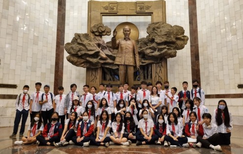 Hành trình khám phá về Bác Hồ tại Bảo tàng Hồ Chí Minh: Trải nghiệm sâu sắc của học sinh khối 8